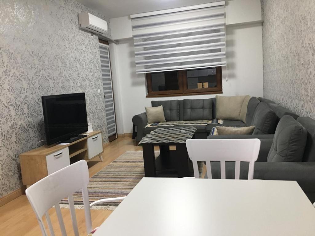 Two Rooms And Kitchen, Bathroom With Balcony Apartment Skopje Ngoại thất bức ảnh
